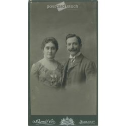   1910s. Studio photo of a married couple. The persons in the picture are unknown. The photo was taken in Schmidt Ede’s photography studio in Budapest. Old photo, original cabinet photo / hardback photo. (2792680)