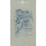 1910s. Studio photo of a married couple. The persons in the picture are unknown. The photo was taken in Schmidt Ede’s photography studio in Budapest. Old photo, original cabinet photo / hardback photo. (2792680)