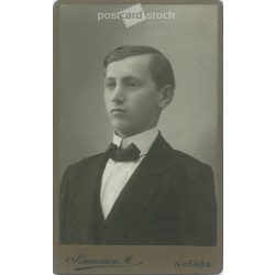  Early 1900s. Studio photo of a young man. The person in the picture is unknown. The work of Miklós Szmrecsányi’s photography studio. Nagykőrös. Old photo, business card, CDV photo. (2792708)
