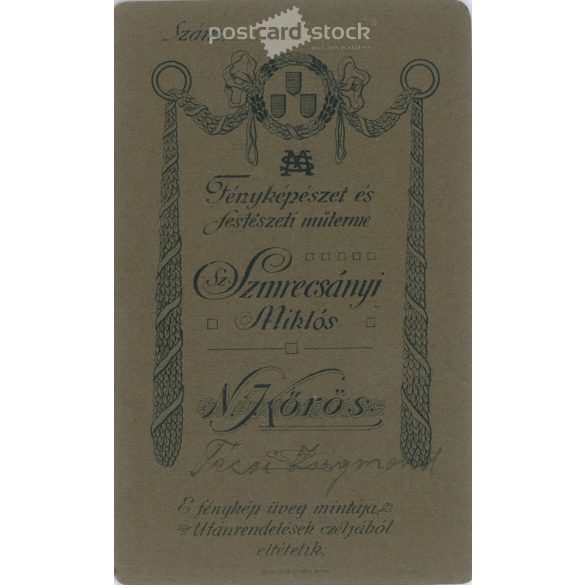 Early 1900s. Studio photo of a young man. The person in the picture is unknown. The work of Miklós Szmrecsányi’s photography studio. Nagykőrös. Old photo, business card, CDV photo. (2792708)