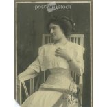 Circa 1910. Studio photo of an elegant young woman. Signaled. The person in the picture is unknown. The creator of the image is unknown. Old photo, original cabinet photo / hardback photo. (2792722)