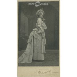   Early 1900s. Studio photo of an elegant woman, full-figured. The person in the picture is unknown. The work of the photography studio of József Pechán. Budapest. Old photo, original cabinet photo / hardback photo. (2792727)