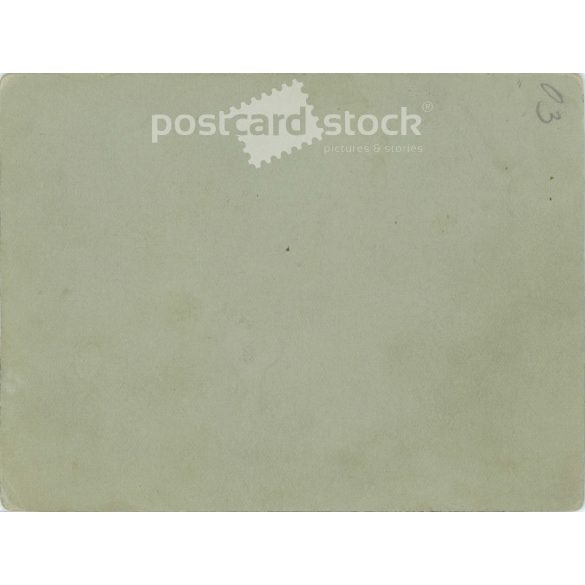 Circa 1900. In a family circle in front of the house. The identity of the people in the picture and the creator of the picture are unknown. Old photo, original cabinet photo / hardback photo. (2792729)