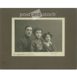 1913 - Family photo, studio recording. The persons in the picture are unknown. The photo was taken by István Ábrahám photography studio. Miskolc. Old photo, original cabinet photo / hardback photo. (2792756)