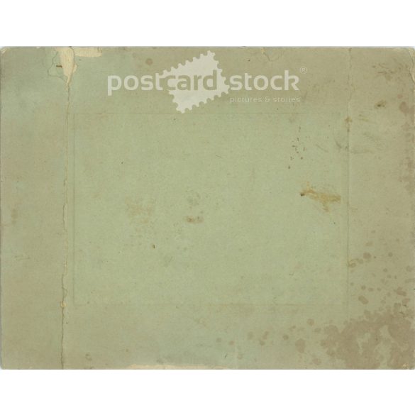 Family photo. The newborn. The identity of the people in the picture and the creator of the picture are unknown. Old photo, original cabinet photo / hardback photo. (2792756)