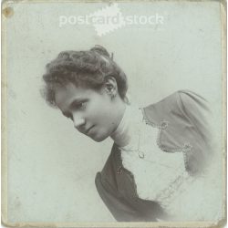   Late 1800s. Elegant woman, studio photo. The person in the picture is unknown. The work of Dunky Fivérek photography studio. Cluj. Old photo, original cabinet photo / hardback photo. (2792774)