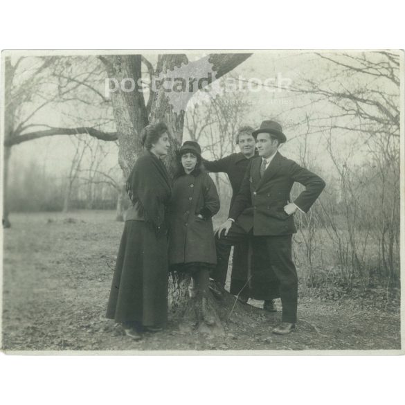 1942 – Outdoor excursion, group photo. With names on the back. The creator of the photo is unknown. Old photo. Black and white photo, original paper photo. (2792792)
