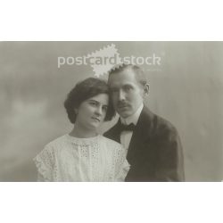   1912 – Lajos Burghardt and his wife, studio photo. The photo was taken by the Brenner brothers’ photography studio in Szeged. Original old photo. Black and white photo, old postcard. (2792800)
