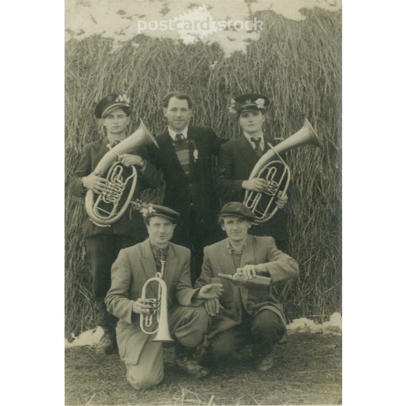 1957 – Cheerful group in front of the haystack. The people in the picture and the photographer are unknown. Old photo. Black and white photo, original paper image. (2792792)