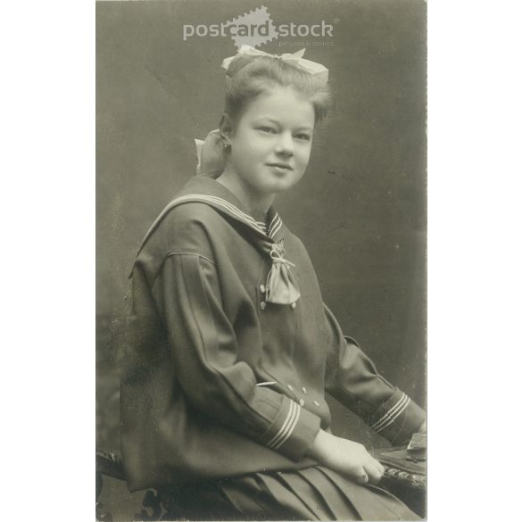 1917 – Studio photo of Ilonka Burza. The author of the photo is unknown. Original old photo. Black and white photo, old postcard. (2792809)