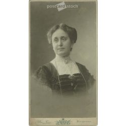   Elegant lady, studio portrait photo. The person in the photo is known. The photo was taken in the Mai és Társa photo studio. Old photo. Original  Cabinet card / CDV photo / hardback photo. (2792811)