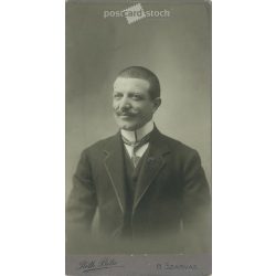   Studio portrait photo of an elegant gentleman. The person in the photo is known. The photo was taken in Béla Roth’s photo studio in Szarvas. Old photo. Original cabinet photo / hardback photo / business card, CDV photo. (2792848)