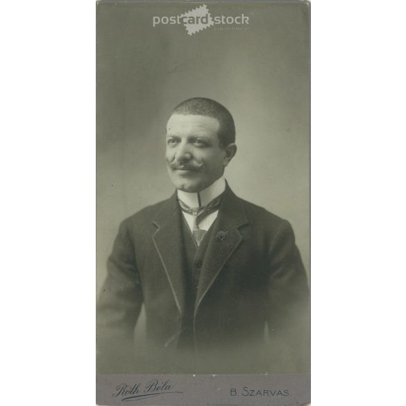 Studio portrait photo of an elegant gentleman. The person in the photo is known. The photo was taken in Béla Roth’s photo studio in Szarvas. Old photo. Original cabinet photo / hardback photo / business card, CDV photo. (2792848)