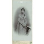 1900 - Studio portrait of an elegant young lady. The person in the picture is known. The photo was taken in the photo studio of C. Pitzner, Karlsbad. Old photo. Original  Cabinet card / CDV photo / hardback photo. (2792848)
