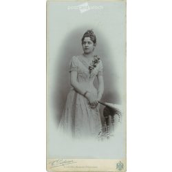   1900 – Studio portrait of an elegant young lady. The person in the picture is known. The photo was taken in the photo studio of C. Pitzner, Karlsbad. Old photo. Original cabinet photo / hardback photo / business card, CDV photo. (2792848)