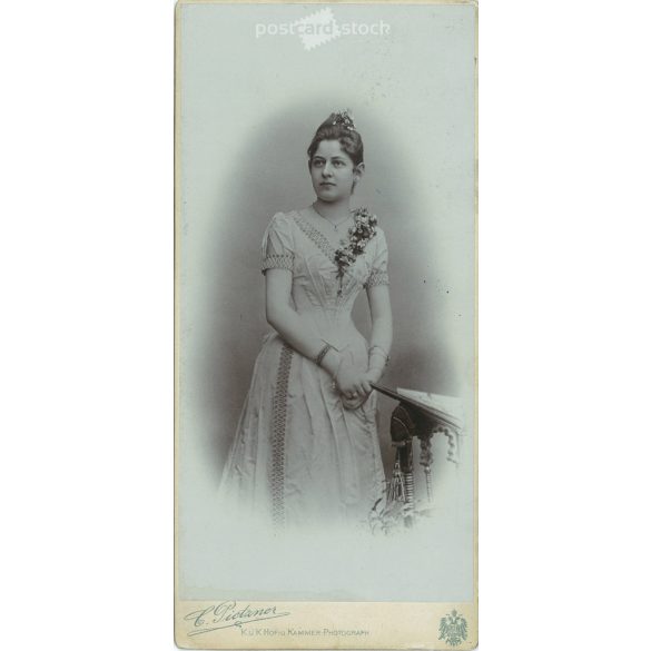 1900 - Studio portrait of an elegant young lady. The person in the picture is known. The photo was taken in the photo studio of C. Pitzner, Karlsbad. Old photo. Original  Cabinet card / CDV photo / hardback photo. (2792848)