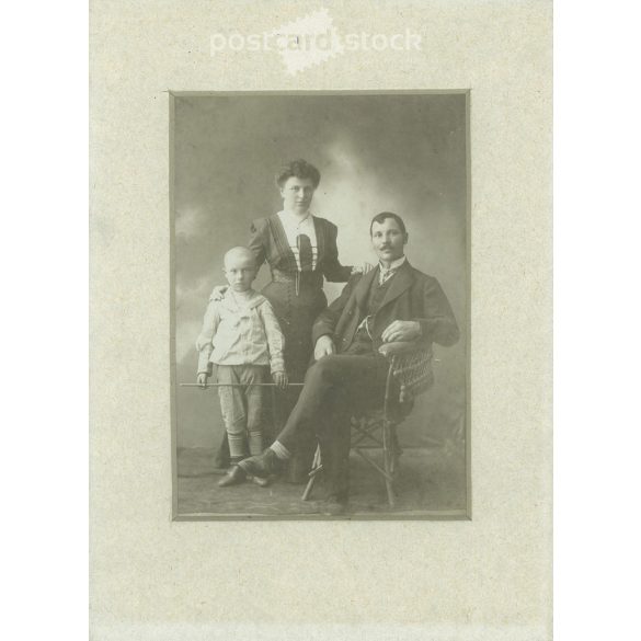 cca 1910. Family group photo, studio shot. The people in the photo and the photographer are unknown. Old photo. Original cabinet photo / hardback photo / business card, CDV photo. (2792851)