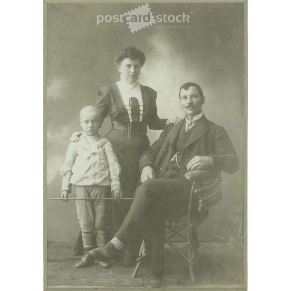 cca 1910. Family group photo, studio shot. The people in the photo and the photographer are unknown. Old photo. Original  Cabinet card / CDV photo / hardback photo. (2792851)
