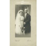 1914 - Elegant wedding shot. The persons in the picture are unknown. The photo is from Samson and Co. Photography Studio, Cologne. Old photo / Cabinet photo / Hardback photo (2792914)