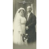 1914 - Elegant wedding shot. The persons in the picture are unknown. The photo is from Samson and Co. Photography Studio, Cologne. Old photo / Cabinet photo / Hardback photo (2792914)