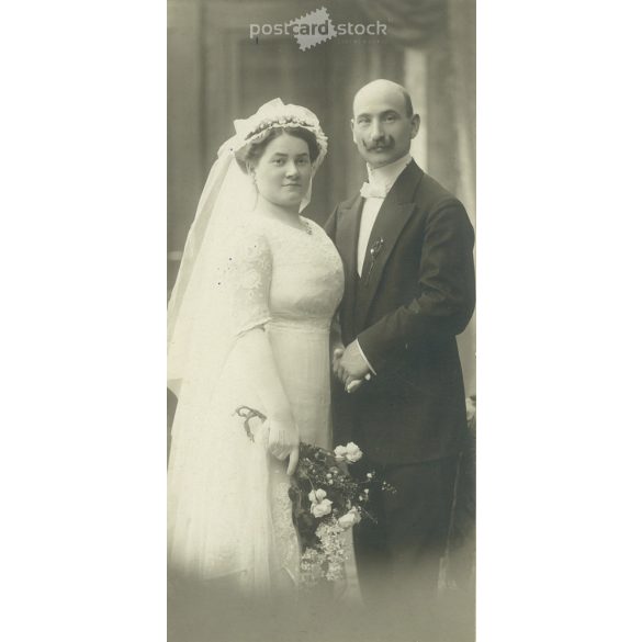 1914 - Elegant wedding shot. The persons in the picture are unknown. The photo is from Samson and Co. Photography Studio, Cologne. Old photo / Cabinet photo / Hardback photo (2792914)