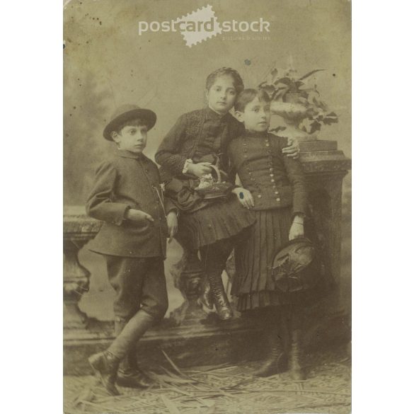 Children’s artificial retention. The identity of the people in the picture is unknown. The photo was taken at the Hef and Kossak photo studio in Timisoara. Old photo / Cabinet photo / Hardback photo (2792931) 