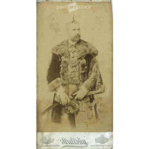 The photo shows an unknown, distinguished man in Hungarian dress. The photo was taken in Strelisky’s photographic studio in Budapest. Old photo / Cabinet photo / Hardback photo. (2792939)