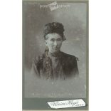 Studio portrait of an elegant lady. The identity of the subject is unknown. The photo was taken in Hugó Weisz’s studio in Arad. Old photo / Cabinet photo / Hardback photo (2792941)