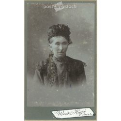  Studio portrait of an elegant lady. The identity of the subject is unknown. The photo was taken in Hugó Weisz’s studio in Arad. Old photo / Cabinet photo / Hardback photo (2792941)