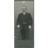 Elegant gentleman, full-length photo. The person in the photo is unknown. The photo was taken in the Müller and Brix studio in Hameln. Old photo / Cabinet photo / Hardback photo (2792962)