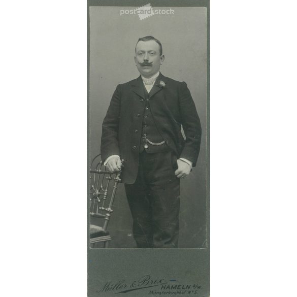 Elegant gentleman, full-length photo. The person in the photo is unknown. The photo was taken in the Müller and Brix studio in Hameln. Old photo / Cabinet photo / Hardback photo (2792962)