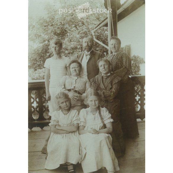 1903 – Family group on the veranda. The people in the picture and the artist are unknown. Original paper, black and white photo (2792965)