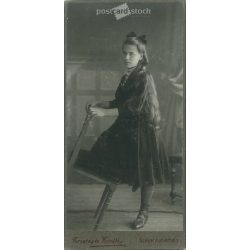   Studio photo of an unknown young girl. The photo was taken in the Ferentzy and Kováts photo studio in Székely-Udvarhely. Old photo / Cabinet photo / hardback photo. (2792985)