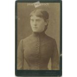 Young lady, elegantly dressed. The person in the picture is unknown. The photo was taken in the Mai & Társa photo studio in Budapest. Original cabinet photo / hard back photo / business card, CDV photo (2792994)