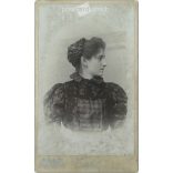 Young lady, elegantly dressed and with a hairstyle. The person in the picture is unknown. The photo was taken in the photographic studio of József Kossak in Arad. Old photo / Cabinet photo / Hardback photo (2792995)