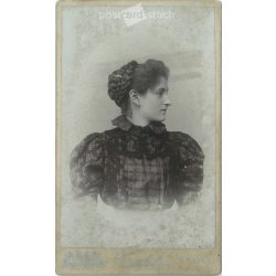   Young lady, elegantly dressed and with a hairstyle. The person in the picture is unknown. The photo was taken in the photographic studio of József Kossak in Arad. Old photo / Cabinet photo / Hardback photo (2792995)