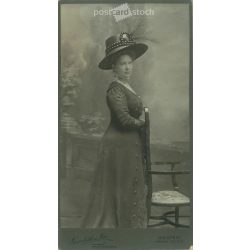   Elegant lady in a hat. The person in the picture is unknown. The photo was taken in the studio of István Goszleth and Son, Budapest. Old photo / Cabinet photo / Hardback photo (2793039)