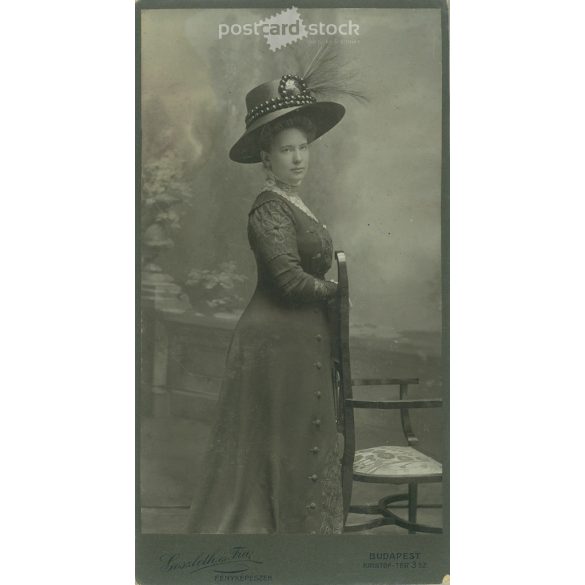 Elegant lady in a hat. The person in the picture is unknown. The photo was taken in the studio of István Goszleth and Son, Budapest. Old photo / Cabinet photo / Hardback photo (2793039)