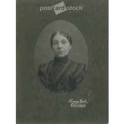  Portrait photo of an elegant lady. The person in the photo is unknown. The photo was taken in Franciscy Gyula's photo studio in Körmöcbánya. Original, large, laminated paper photo. (2793040)