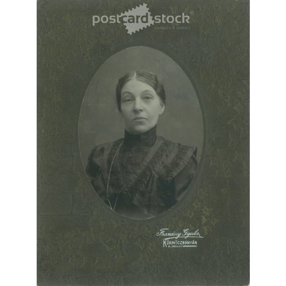 Portrait photo of an elegant lady. The person in the photo is unknown. The photo was taken in Franciscy Gyula's photo studio in Körmöcbánya. Original, large, laminated paper photo. (2793040)