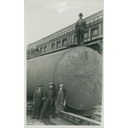   Snapshot of a tank plant. The people in the picture and the author are unknown. (2793047)