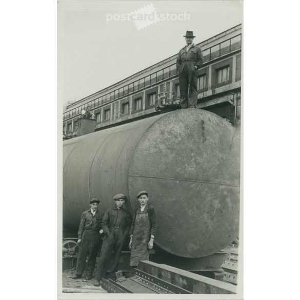 Snapshot of a tank plant. The people in the picture and the author are unknown. (2793047)