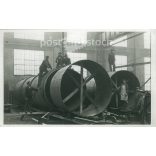 Snapshot of a tank plant. The people in the picture and the author are unknown. (2793048)