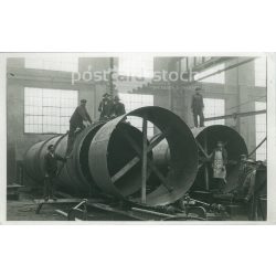   Snapshot of a tank plant. The people in the picture and the author are unknown. (2793048)