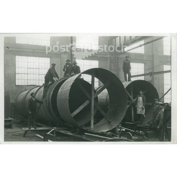 Snapshot of a tank plant. The people in the picture and the author are unknown. (2793048)