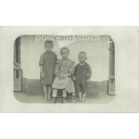 Children on the porch. The author of the picture and the identity of the people in it are unknown. Original on paper. Black and white photographic sheet, postcard. (2793095)