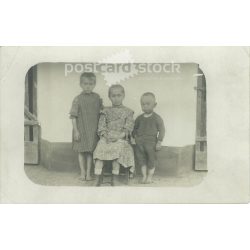   Children on the porch. The author of the picture and the identity of the people in it are unknown. Original on paper. Black and white photographic sheet, postcard. (2793095)