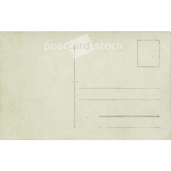 Children on the porch. The author of the picture and the identity of the people in it are unknown. Original on paper. Black and white photographic sheet, postcard. (2793095)