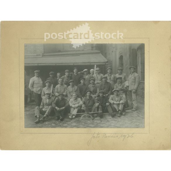 1936 – Workers in a joinery workshop, large group photo. The identity of the people in the picture is unknown. The photo was taken by the Takács photo studio. Original paper photo, mounted on cardboard (2793118)