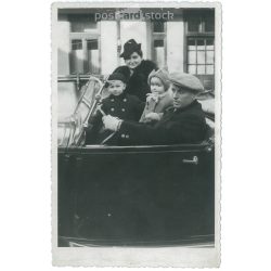   1941 - Family photo with the new car. The people in the picture and the person who took the picture are unknown. (2793128)